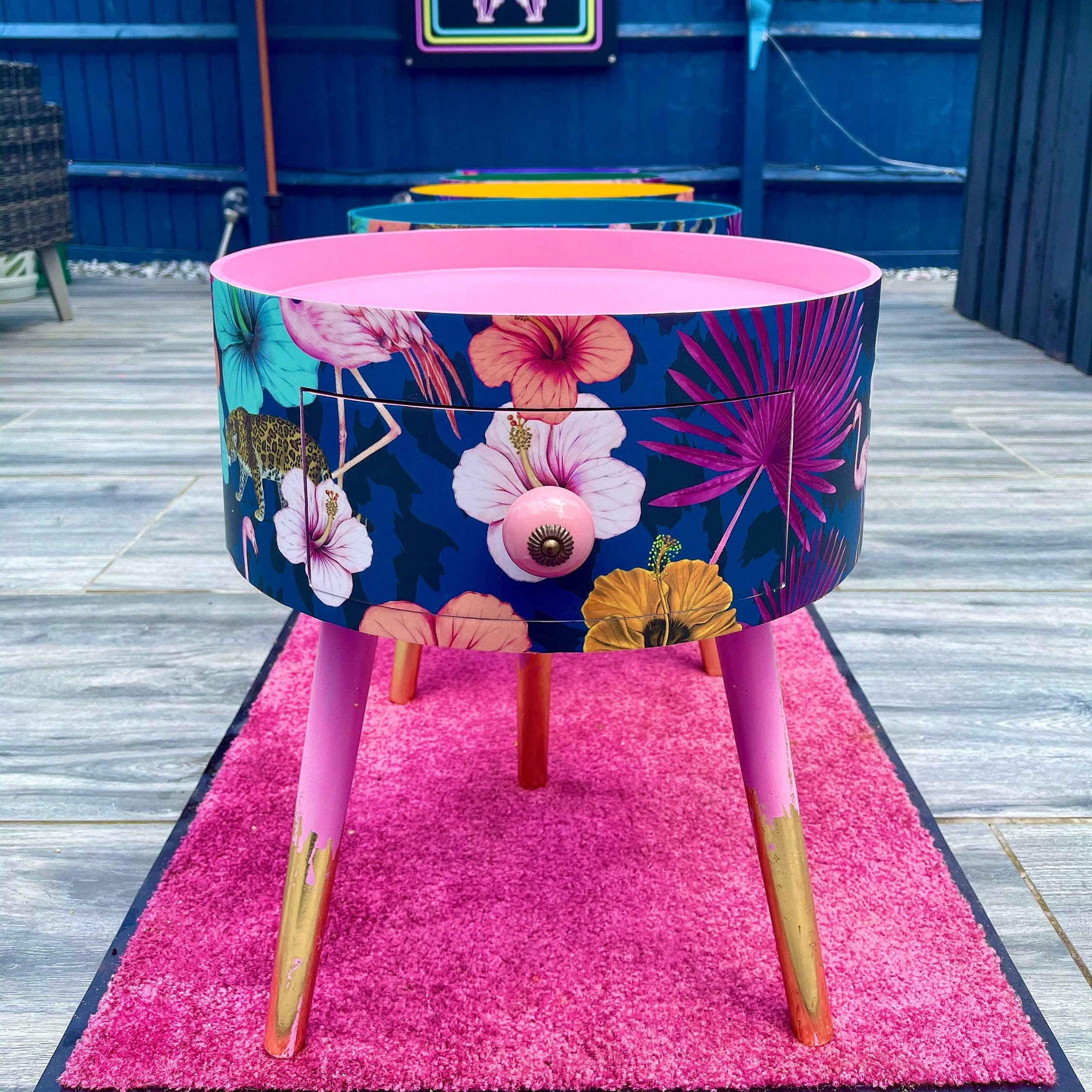 Table De Chevet Ronde Rose Et Bleu Marine. Conception Mignonne Colorée, Entièrement Personnalisable. Idéale Comme Table Ou D'appoint. En Bois Avec