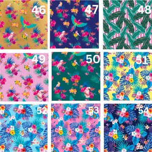 Op de afbeelding: Een set van 10 digitale naadloze patronen met tropische bladeren, bloemen en vogels in verschillende kleuren, waaronder roze, blauw, groen, geel en goud. De patronen zijn genummerd van 46 tot en met 55.