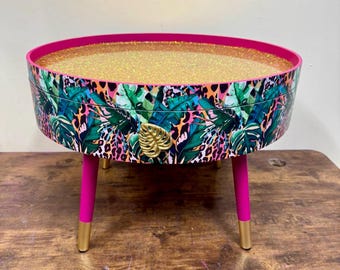 Runder Couchtisch, tropisches grün rosa orange Leopardenmuster, Tier- und Blumenmuster.  Goldglitzertisch, zur Aufbewahrung abheben