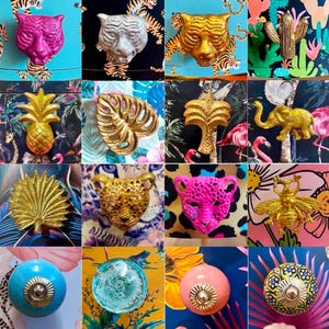 Op de afbeelding: Een collage van 12 verschillende decoratieve kastknoppen met verschillende ontwerpen, waaronder een ananas, een palmboom, een monstera-blad, een tijger, een bij, een lieveheersbeestje, een luipaard, een olifant en een paar abstracte ontwerpen. De knoppen zijn gemaakt van metaal en keramiek en zijn geschilderd in goud, roze, blauw en groen.