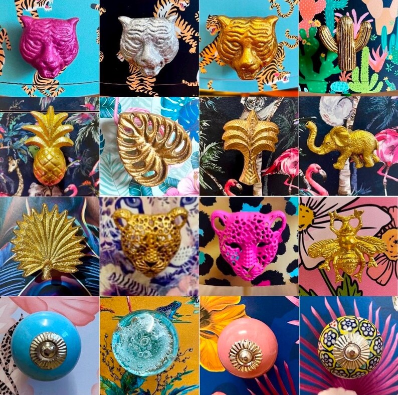 Op de afbeelding: Een collage van 12 verschillende decoratieve kastknoppen met verschillende ontwerpen, waaronder een ananas, een palmboom, een monstera-blad, een tijger, een bij, een lieveheersbeestje, een luipaard, een olifant en een paar abstracte ontwerpen. De knoppen zijn gemaakt van metaal en keramiek en zijn geschilderd in goud, roze, blauw en groen.
