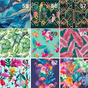 Op de afbeelding: Een collage van 10 verschillende tropische stoffenpatronen. De patronen bevatten verschillende kleuren, waaronder blauw, groen, roze, geel en wit. Sommige patronen bevatten bloemen, bladeren, vogels en geometrische vormen.