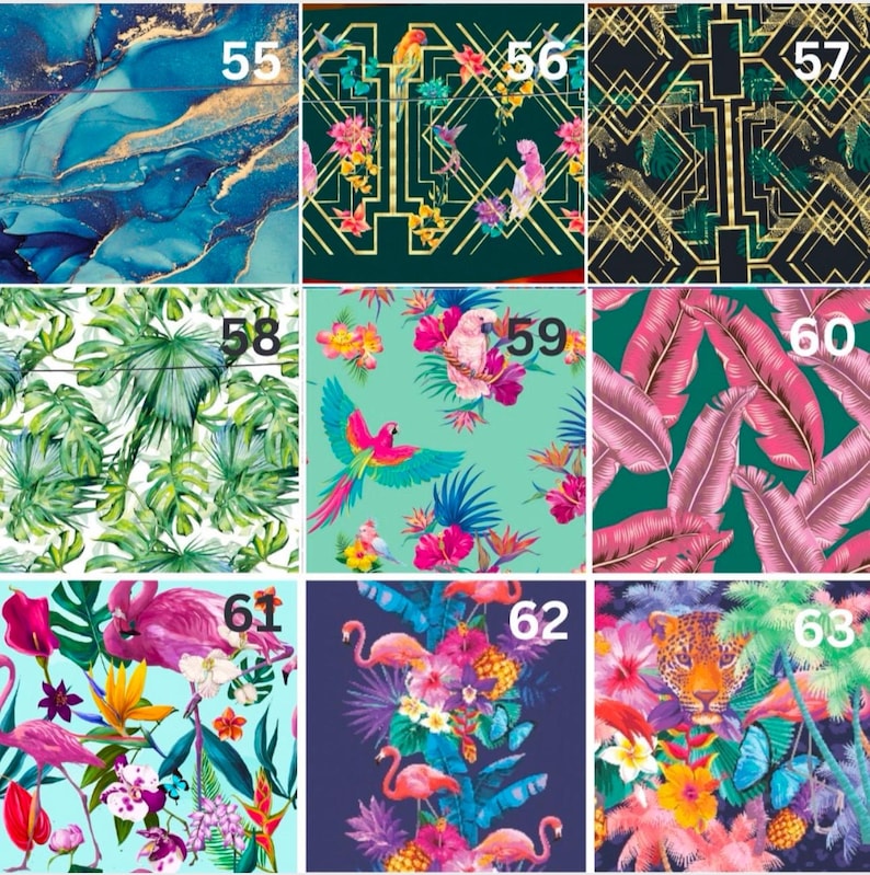 Op de afbeelding: Een collage van 10 verschillende tropische stoffenpatronen. De patronen bevatten verschillende kleuren, waaronder blauw, groen, roze, geel en wit. Sommige patronen bevatten bloemen, bladeren, vogels en geometrische vormen.