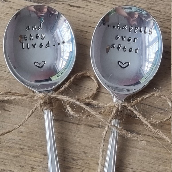 Paire de petites cuillères à soupe en métal argenté vintage « Et ils ont vécu, heureux pour toujours »