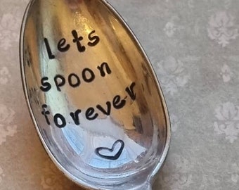 Cuillère à café plaquée argent vintage estampillée à la main « Let's Spoon Forever »