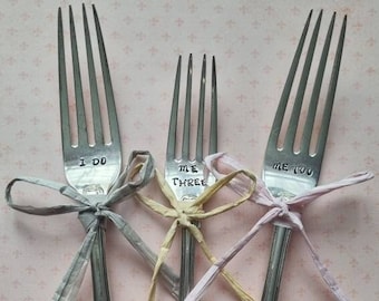 Estampillé à la main vintage "Je le fais, moi aussi, moi trois" Ensemble plaqué argent de trois fourchettes à dîner, cadeau de mariage