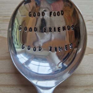 Cuchara de sopa plateada vintage estampada a mano "Buena comida, buenos amigos, buenos tiempos"