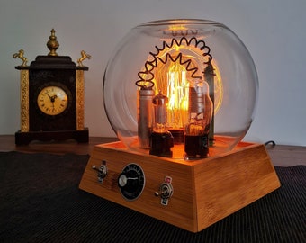 Vintage steampunk stijl oude elektronica onderdelen triode vacuümbuis edison tafellamp