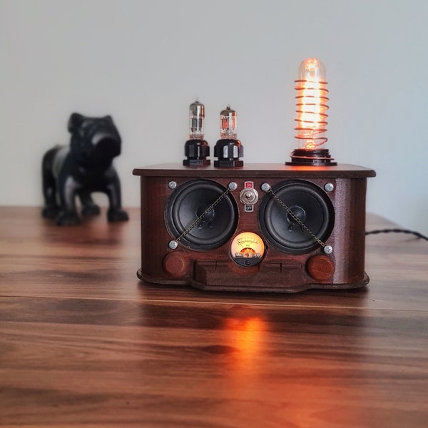 Altavoz bluetooth con tubo de vacío y lámpara de mesa steampunk, piezas electrónicas antiguas con aspecto retro vintage