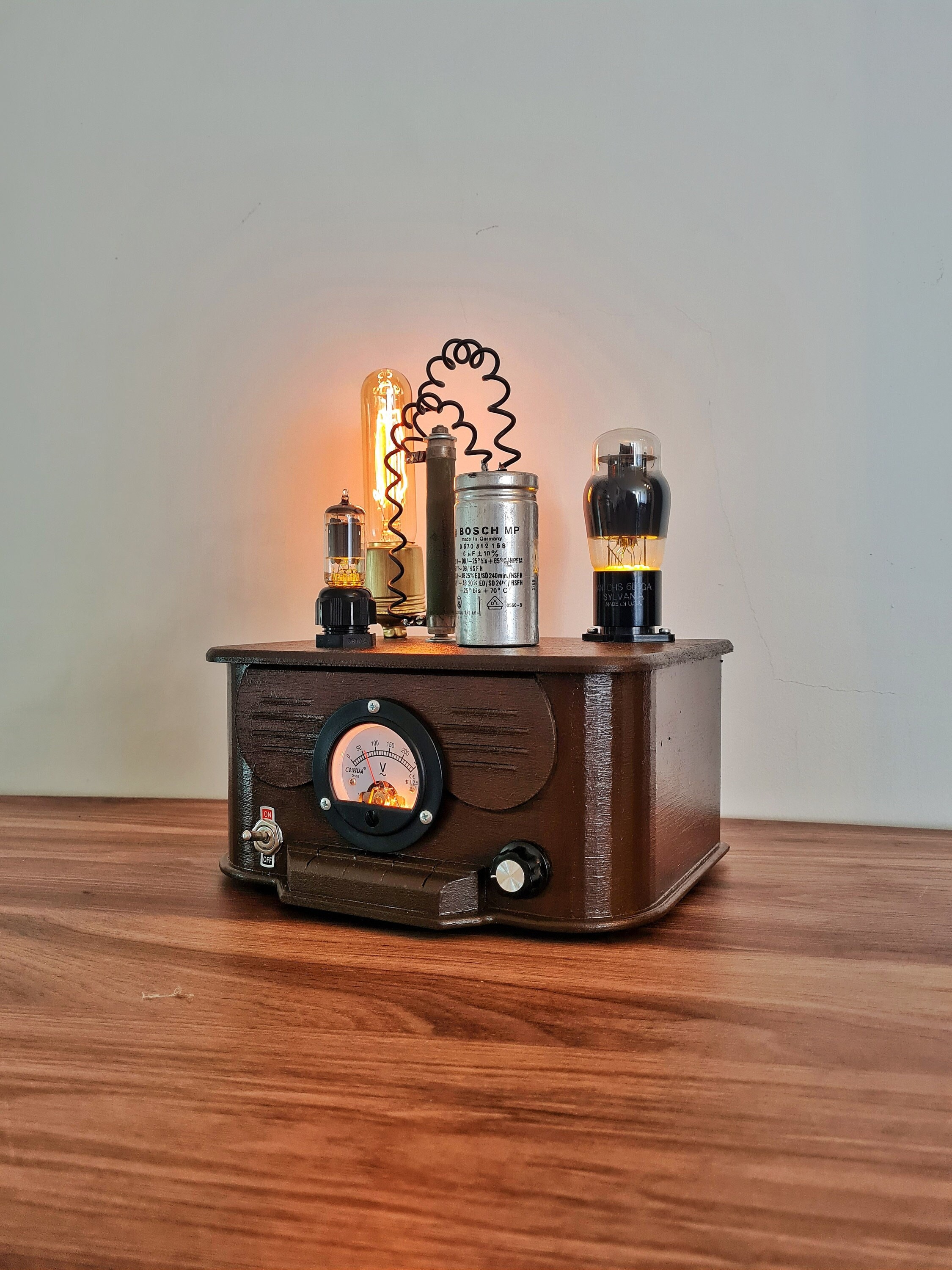 手作りの真空管式ヴィンテージラジオ風スチームパンクデスク