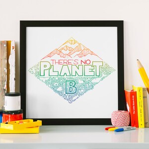Puede incluir: Una impresión enmarcada con una ilustración colorida de montañas y el texto "THERE'S NO PLANET B" rodeada de una variedad de pequeños dibujos de animales y plantas.