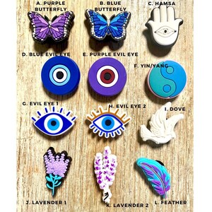 Pode incluir: Um conjunto de 12 pingentes coloridos com v&aacute;rios designs, incluindo borboletas, olhos maus, uma pomba, uma m&atilde;o de hamsa, um s&iacute;mbolo yin yang e flores de lavanda. Os pingentes s&atilde;o feitos de um material macio e emborrachado e s&atilde;o perfeitos para adicionar um toque de personalidade aos seus sapatos, bolsas ou outros acess&oacute;rios.
