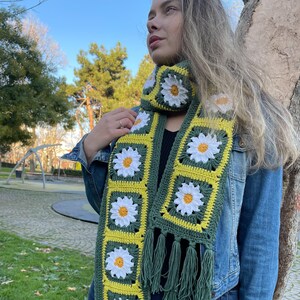 Daisy Häkelschal | Oma Quadratischer Schal | Häkelpackung | Häkelaccessoire | Winterschal | Grüner Schal | Geschenk für Sie | Boho Schal