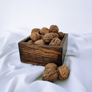 Scatola di legno dipinta e cerata per progetti di decorazione rustica o vintage, utilizzata per lo stoccaggio, fatta a mano in Portogallo con legno massello di pino
