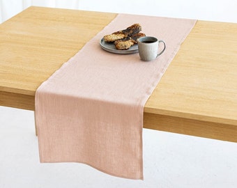 Tischläufer aus Leinen in puder. Natürliches stonewashed weiches Leinen. Natürliche Tischdekoration.