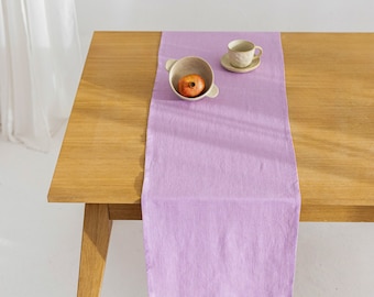 Chemin de table en lin couleur lavande. Lin doux lavé à la pierre naturel. Disponible en différentes couleurs.