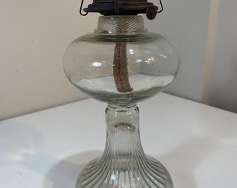 Lámpara de aceite de vidrio de 11 1/2" de alto, luz de queroseno antigua