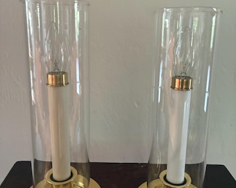 Par de lámparas de vela tipo huracán vintage, chapadas en latón, lámparas eléctricas de cristal de 28 cm (11 pulgadas), estilo colonial.