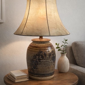 Lampa stołowa z ceramiki solnej, ręcznie robiona, z kloszem, sygnowana przez artystę H Burke