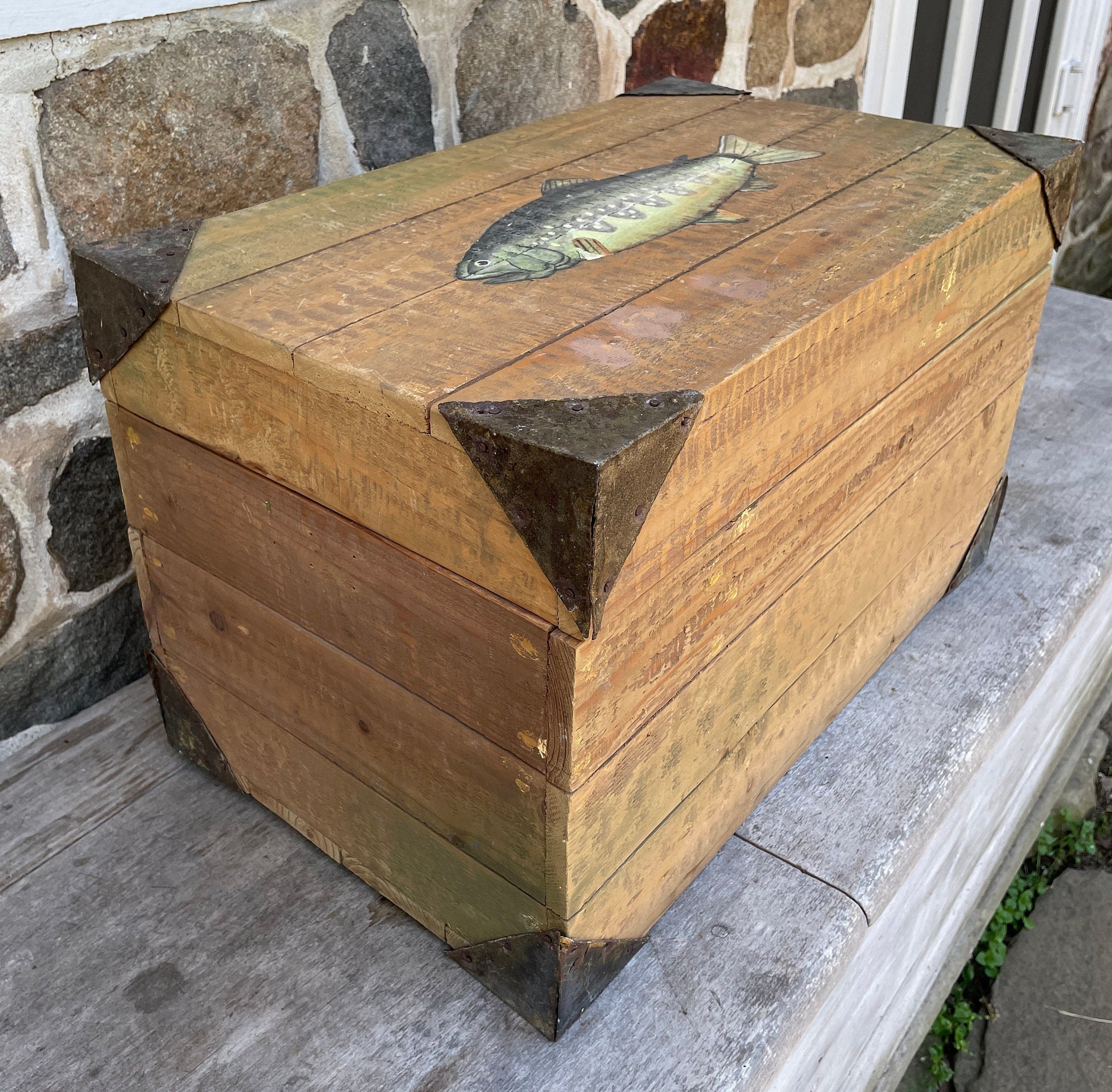 Caja de madera rústica con pescado pintado a mano en la tapa | Etsy