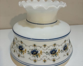 Vintage Quoizel "Abigail Adams" Blå Blommig Mjölkglas Hurricane Lampskärm – 15 cm Fitter - Cottagecore Decor