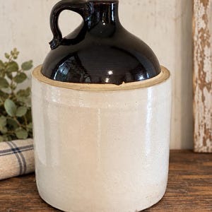 Jarra antiga de grés com esmalte marrom e creme, 25 cm, cerâmica rústica americana para decoração de fazenda.