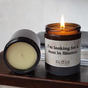 Bougie de cire de soja « Man in Finance » amusante : fabriquée à la main à Bournemouth