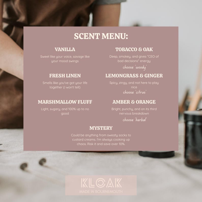 Puede incluir: Una tarjeta de men&uacute; de aromas con fondo malva enumera varias opciones de fragancias. Los aromas incluyen Vainilla, Ropa Blanca, Malvavisco, Tabaco y Roble, Limoncillo y Jengibre, &Aacute;mbar y Naranja y Misterio. El logotipo de KLOAK est&aacute; en la parte inferior.