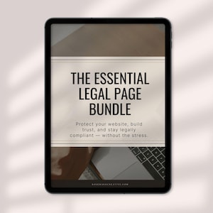 Może przedstawiać: Ekran tabletu wyświetla tekst „THE ESSENTIAL LEGAL PAGE BUNDLE”. Poniżej znajduje się tekst: „Chroń swoją stronę internetową, buduj zaufanie i pozostań zgodny z prawem – bez stresu”. W tle widoczna jest klawiatura laptopa i drewniana powierzchnia.