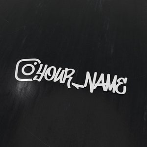 Könnte beinhalten: Weißes Instagram-Logo mit dem Text "YOUR_NAME" in Graffiti-Stil auf einem schwarzen Tafelhintergrund.
