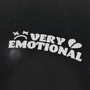 Può includere: Testo bianco su sfondo nero che dice "Very Emotional" con una faccia triste e un cuore spezzato.