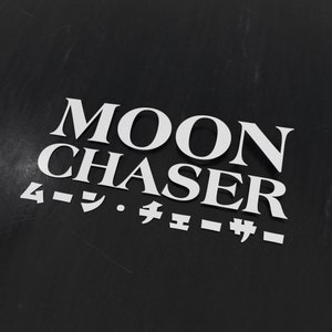 Peut inclure: Texte blanc sur fond noir indiquant "MOON CHASER" avec le texte japonais "ムーン・チェイサー" en dessous.