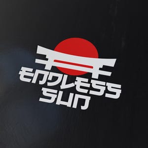 Pode incluir: Um logotipo branco com o texto "Endless Sun" em uma fonte estilizada. O logotipo apresenta um círculo vermelho com um arco branco sobre ele, que se assemelha a um portão torii japonês.