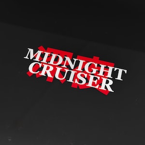 Op de afbeelding: Een rood en wit grafisch ontwerp met de tekst "MIDNIGHT CRUISER" in witte letters.