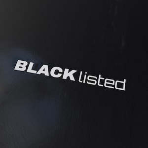 Op de afbeelding: Zwarte achtergrond met het woord "BLACKlisted" in witte tekst.