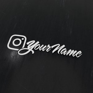 Könnte beinhalten: Weißes Instagram-Logo mit dem Text "Your Name" in kursivschrift auf schwarzem Hintergrund.