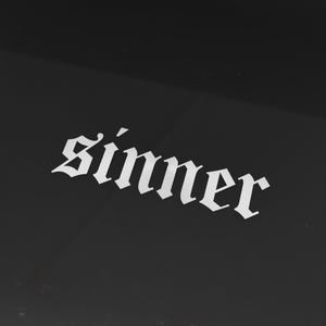 Könnte beinhalten: Weißer Text auf schwarzem Hintergrund, der "sinner" in einer gotischen Schriftart lautet.