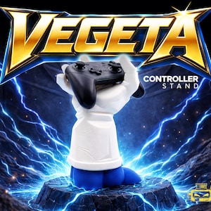 Könnte beinhalten: Ein weiß-blauer Vegeta-Controller-Ständer, der einen schwarzen Gamecontroller hält. Der Ständer steht auf einem felsigen Sockel mit blauem Blitzhintergrund. Das Wort "Vegeta" steht in goldfarbenen Buchstaben über dem Ständer, darunter "Controller Stand".