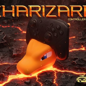 Peut inclure: Un support de manette Charizard orange avec une manette noire posée dessus. Le support est conçu pour ressembler au personnage Pokémon Charizard. Le fond est texturé comme de la lave avec le texte "CHARIZARD CONTROLLER STAND".