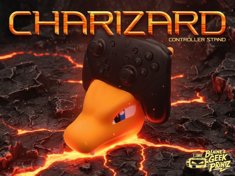 Op de afbeelding: Een oranje Charizard controllerstandaard met een zwarte controller erop. De standaard staat tegen een vurige, lava-achtige achtergrond. Het woord "CHARIZARD" wordt in het oranje weergegeven.