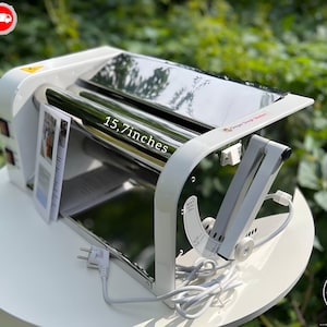 Puede incluir: Un juego de tres tazas de cerámica con un esmalte moteado de color crema. Cada taza presenta un diseño pintado a mano diferente: un sol, una luna y una estrella. Las tazas tienen un diseño simple y moderno.