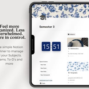 Peut inclure: Une tablette num&eacute;rique affiche une interface de planificateur Notion avec un motif floral bleu et blanc en haut. L'&eacute;cran affiche l'heure 15:51 et des cat&eacute;gories de mati&egrave;res comme Math&eacute;matiques et Biologie. Le texte dit : "Sentez-vous plus organis&eacute;."