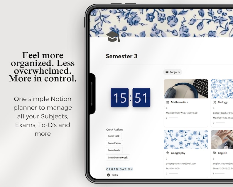 Peut inclure: Une tablette num&eacute;rique affiche une interface de planificateur Notion avec un motif floral bleu et blanc en haut. L'&eacute;cran affiche l'heure 15:51 et des cat&eacute;gories de mati&egrave;res comme Math&eacute;matiques et Biologie. Le texte dit : "Sentez-vous plus organis&eacute;."
