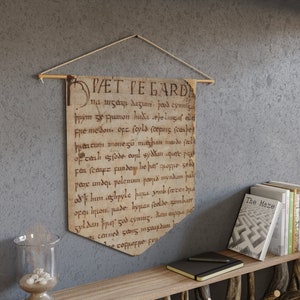 May include: A vintage-style banner with the text "PÆT TE GARDE" and an inscription in an old-fashioned font. The banner is made of parchment paper and has a rustic, aged look.