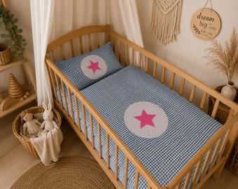 Gepersonaliseerd babybeddengoed, grijs geruit patroon met roze sterren, handgemaakt kinderbeddengoed 80x80 cm + kussen 40x35 cm, cadeau voor geboorte of doop.