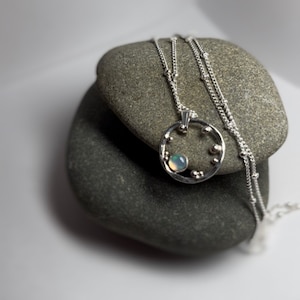 Collana in argento sterling con opale: pendente a forma di onda granulata, catena satellitare da 18"