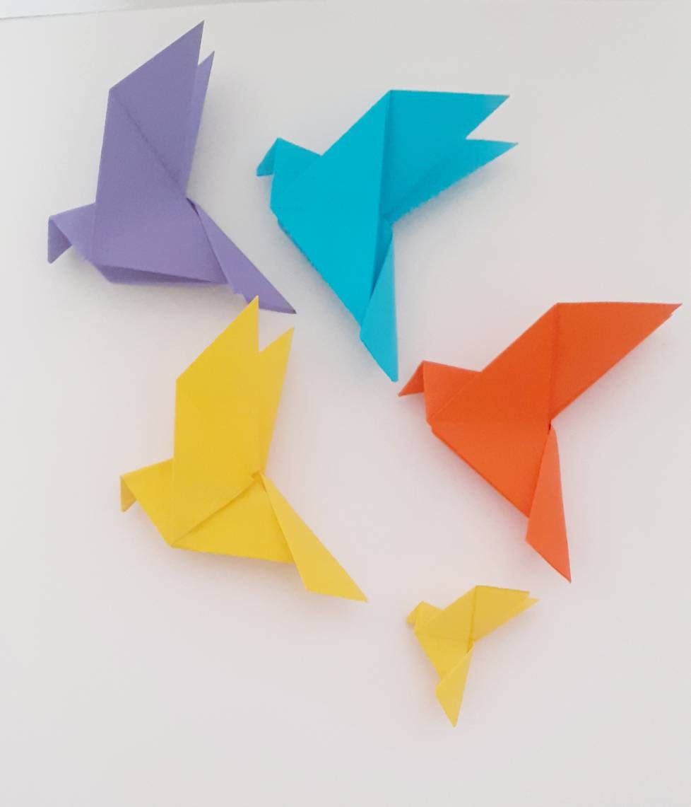 Délicate colombe en origami : décoration d'oiseau en papier coloré - France Délicate colombe en origami : décoration d'oiseau en papier coloré - France