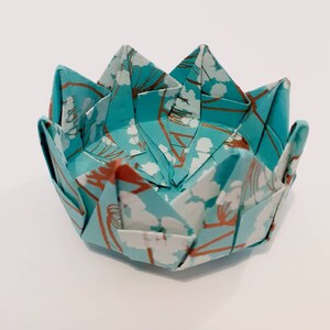 Ciotola origami realizzata con bella carta, bel regalo o decorazione per la casa e come contenitore per piccoli oggetti leggeri o gioielli.