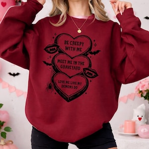 Sudadera de vampiro "Be Creepy With Me", cuello redondo gótico de San Valentín, suéter con estampado gráfico de bruja, regalo de San Valentín con humor negro
