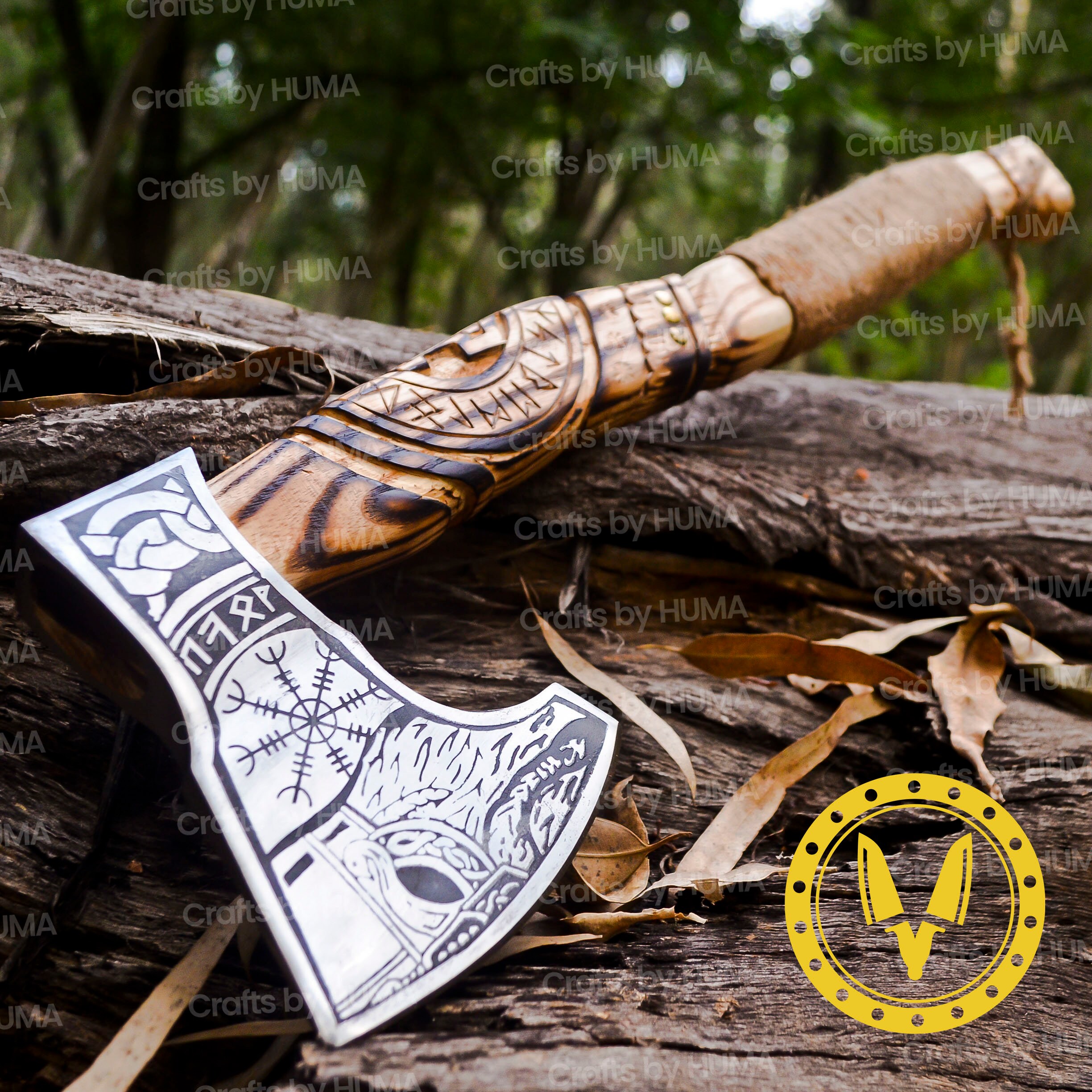 Hache de combat barbu Viking avec manche en acajou avec runes